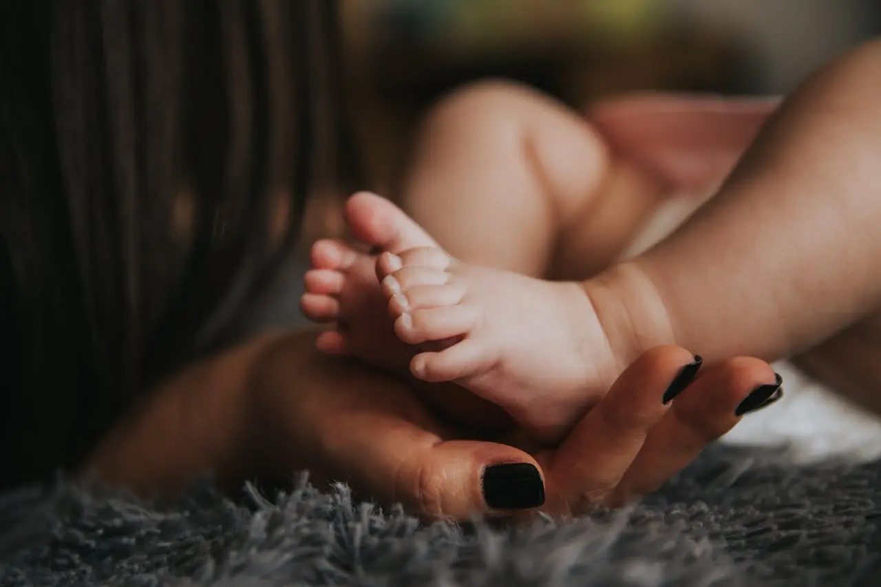 متى تعود المرأة إلى طبيعتها بعد الولادة؟